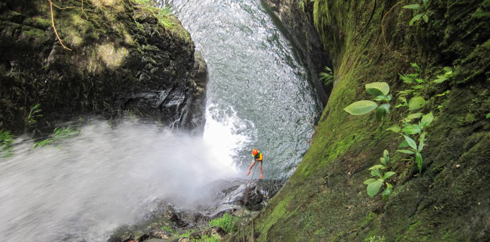 Torrentismo/Canyoning Las Brujas con Antioquia de Aventura