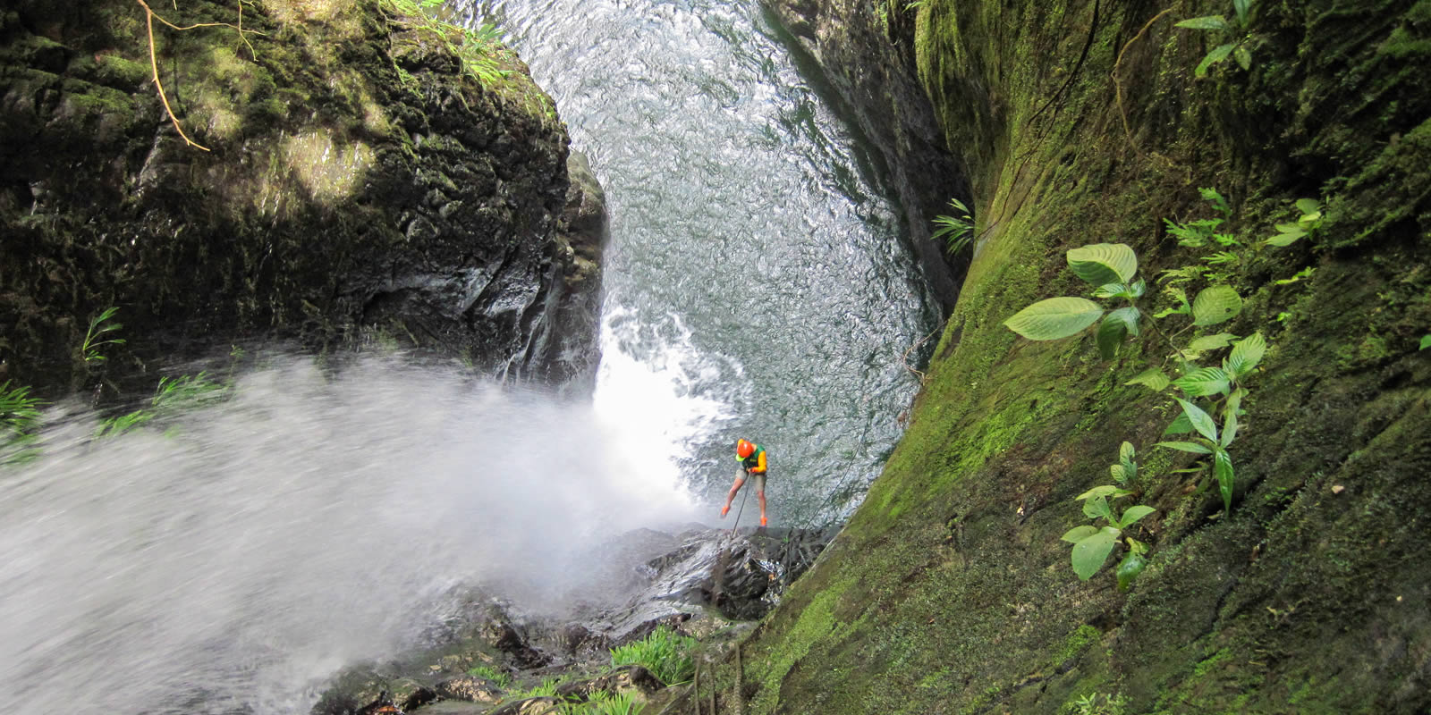 Torrentismo/Canyoning Las Brujas con Antioquia de Aventura
