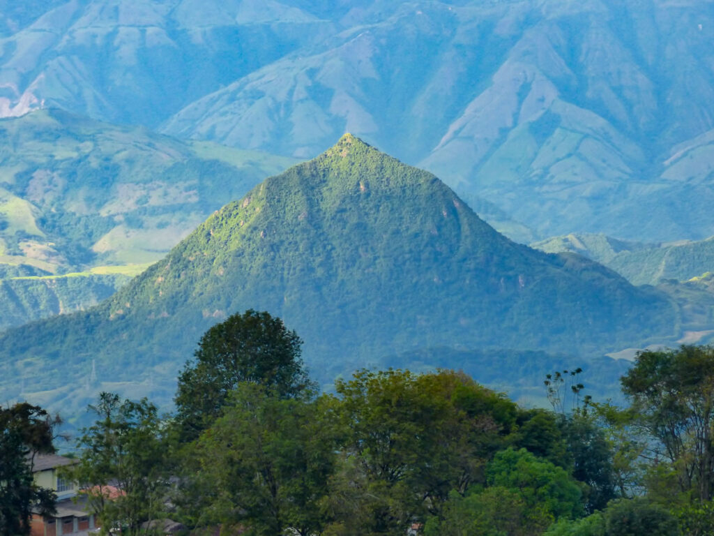 Senderismo Petroglifos Cartama Támesis con Antioquia de Aventura