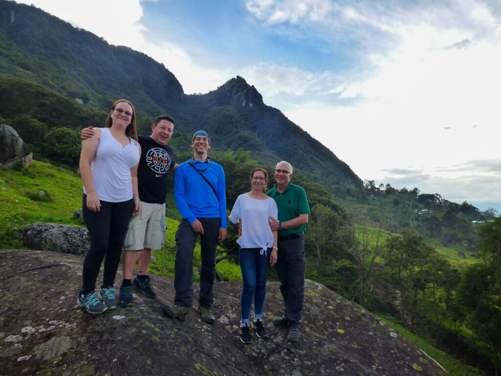 Senderismo Petroglifos Cartama Támesis con Antioquia de Aventura